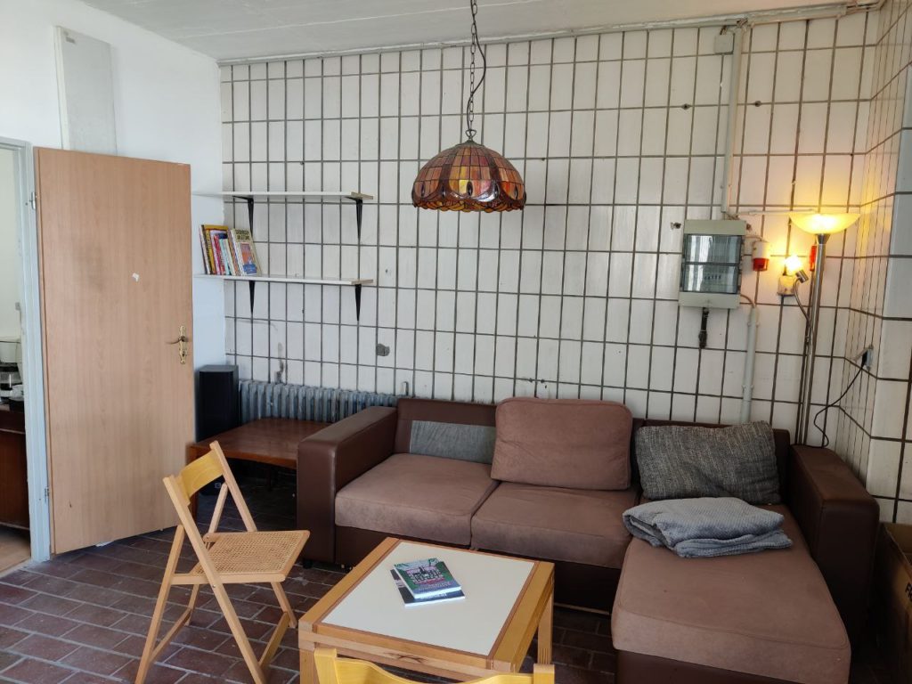 gemütliche Sitzecke mit Sofa, Tsch und Stuhl